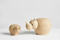 Woud Rina houten neushoorn, Medium< Houten Beelden