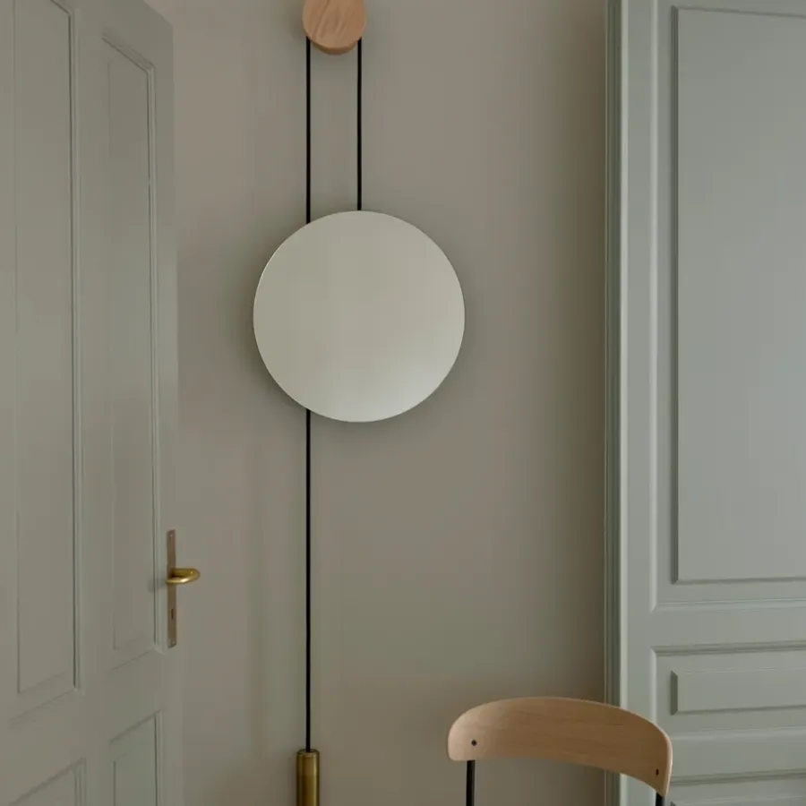 New Works Rise and Shine spiegel, Natural oak-brass weight< Ronde Spiegels|Wandspiegels