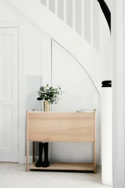 Gejst Sceene bookcase C, Licht eikenhout< Ladekasten & Dressoirs