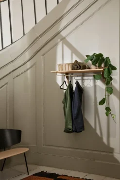 Ferm Living Sector plank met stang 37x87 cm, Oak-black brass< Garderobehaken & Hoedenplanken