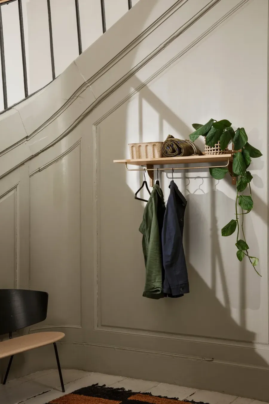 Ferm Living Sector plank met stang 37x87 cm, Oak-black brass< Garderobehaken & Hoedenplanken