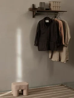 Ferm Living Sector plank met stang 37x87 cm, Smoked Oak, brass< Garderobehaken & Hoedenplanken