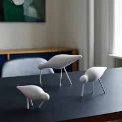 Normann Copenhagen Shorebird wit, middel< Houten Beelden
