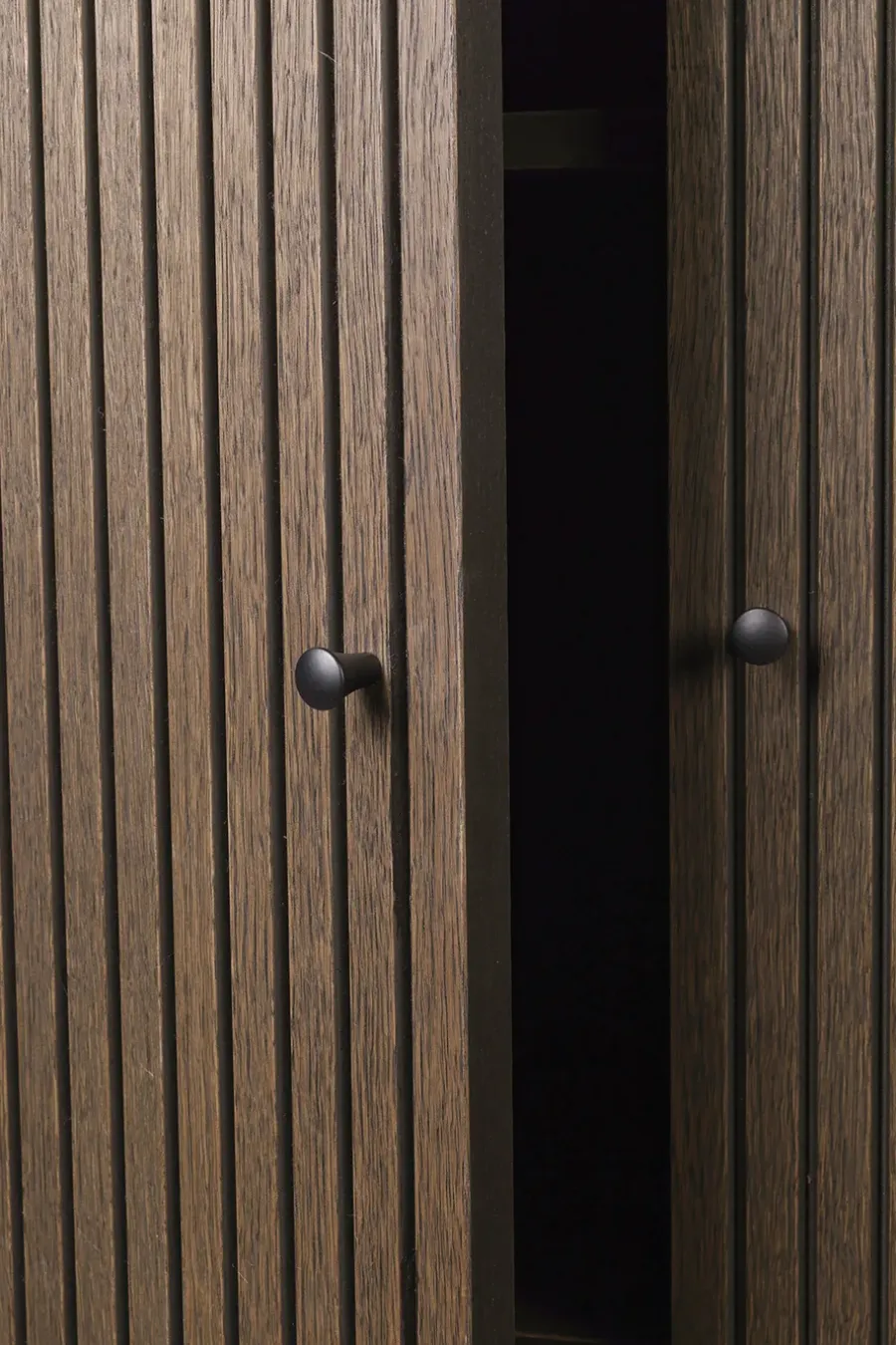 Ferm Living Sill Tall kast, Dark stained oak< Kasten & Vitrines