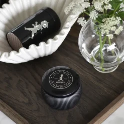 Solstickan Design Solstickan cadeaubox geurkaarsen + luciferdoosje, Zwarte geurkaars cederhout< Geurkaarsen & Aroma Diffusers