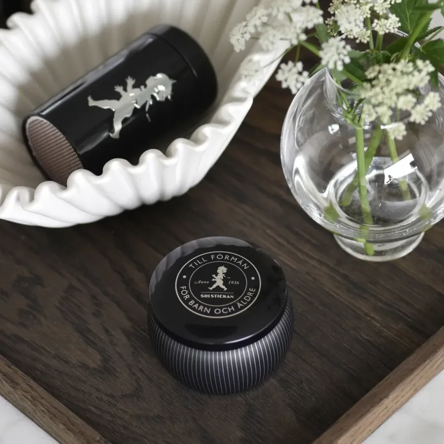 Solstickan Design Solstickan cadeaubox geurkaarsen + luciferdoosje, Zwarte geurkaars cederhout< Geurkaarsen & Aroma Diffusers