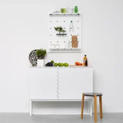 A2 Story Sideboard, wit, witmarmeren bovenkant, wit onderstel< Ladekasten & Dressoirs