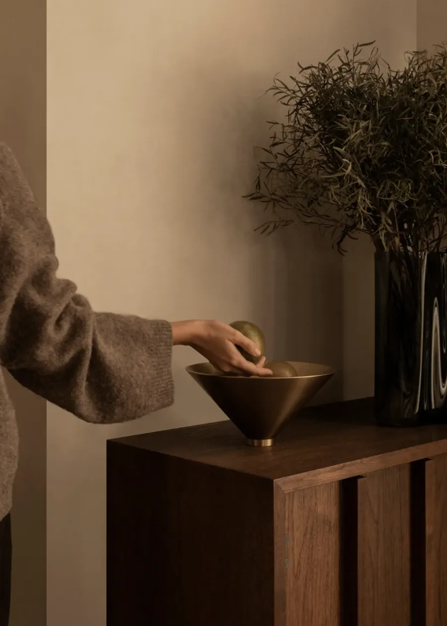 Audo Copenhagen Taupe kom Ø26 cm, Messing< Decoratieve Schalen