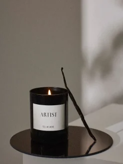 Tell Me More geurkaars 48 u, Artist< Geurkaarsen & Aroma Diffusers