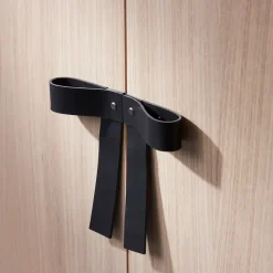 A2 The Bow kast, Witgeolied eiken-zwart< Kasten & Vitrines