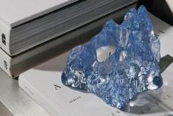 Kosta Boda The Rock waxinelichtjeshouder 91 mm, Ice blue< Kaarsenhouders & Kaarsenborden
