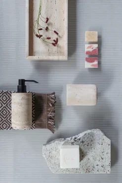Mette Ditmer Travertine zeepdispenser 17,5 cm, Linnen< Zeepdispensers & Zeepschaaltjes