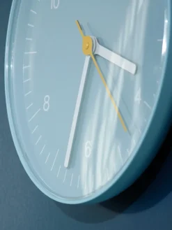HAY Wall Clock wandklok Ø26,5 cm, Blue< Wandklokken