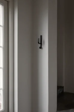 Cooee Design Woody haak One, Black stained oak< Haken & Hangers
